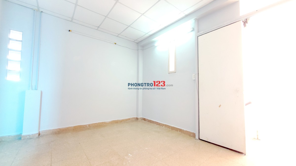 Phòng đẹp 20m2, ngay sân thượng rất mát, mới sơn sửa (WC dùng chung) !