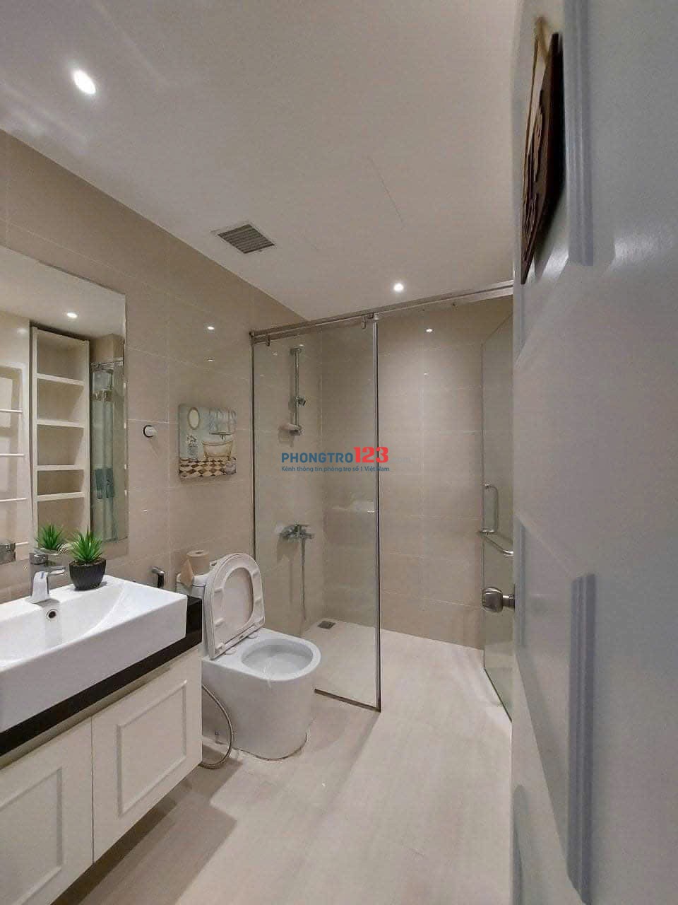 Căn 2 phòng ngủ có nội thất ở C/c Khuông Việt cho thuê giá 11,5tr/th