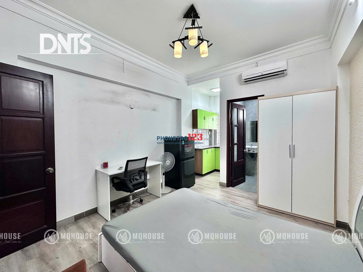 Phòng mới Thoáng khí. Cửa sổ bếp. Sạch sẽ tiện nghi đầy đủ nội thất. Giá rẻ Ngay Quận 1, CV Lê Văn8