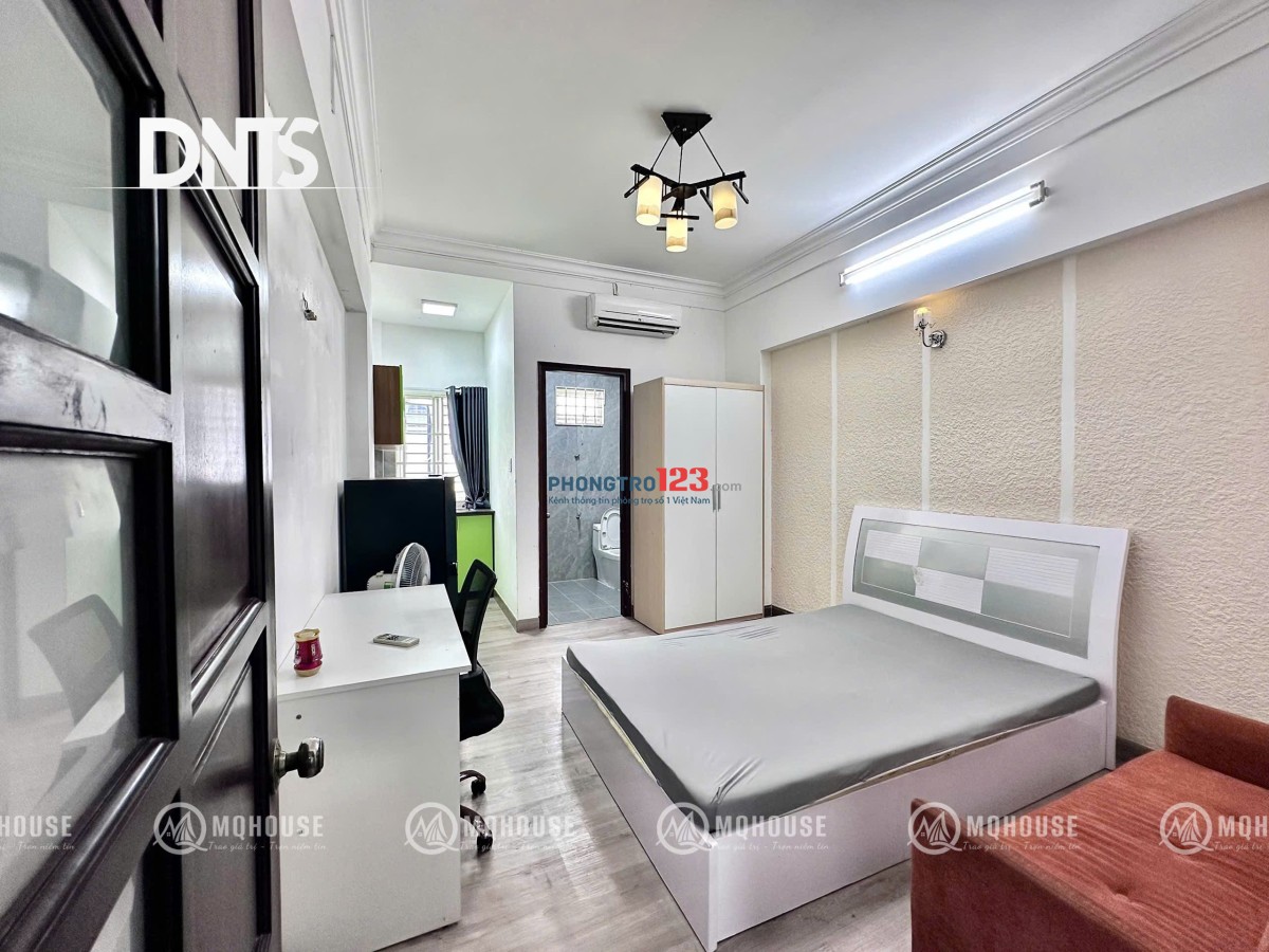 Phòng mới Thoáng khí. Cửa sổ bếp. Sạch sẽ tiện nghi đầy đủ nội thất. Giá rẻ Ngay Quận 1, CV Lê Văn8