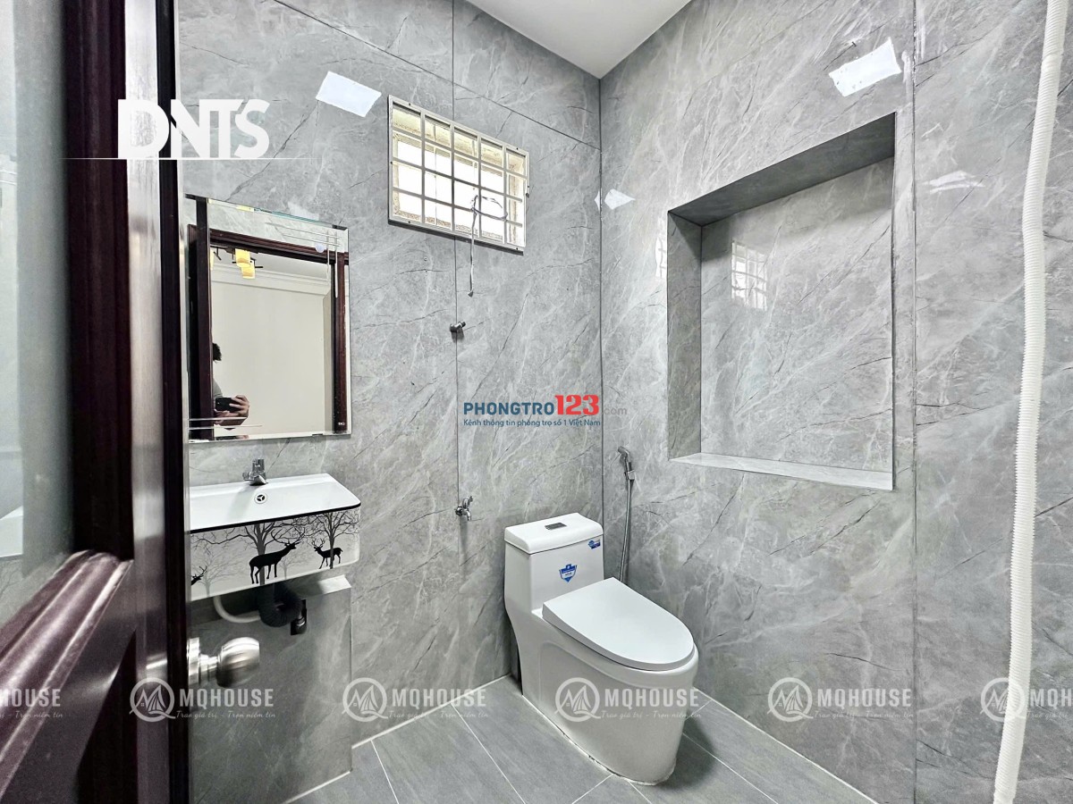 Phòng mới Thoáng khí. Cửa sổ bếp. Sạch sẽ tiện nghi đầy đủ nội thất. Giá rẻ Ngay Quận 1, CV Lê Văn8