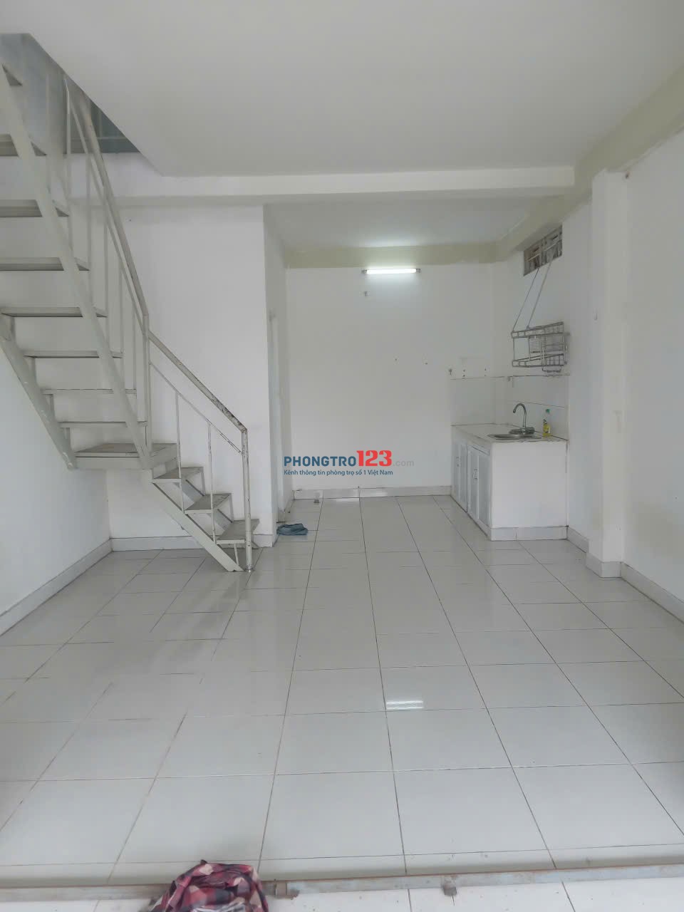 Còn 1 phòng rộng, mát đường 30 giao Hòa Bình , 1 phòng đường 33, đối điện cty uniben, sofa