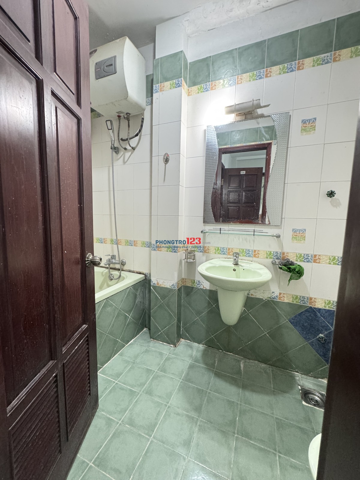 Phòng máy lạnh ban công ngay cao lỗ Q8