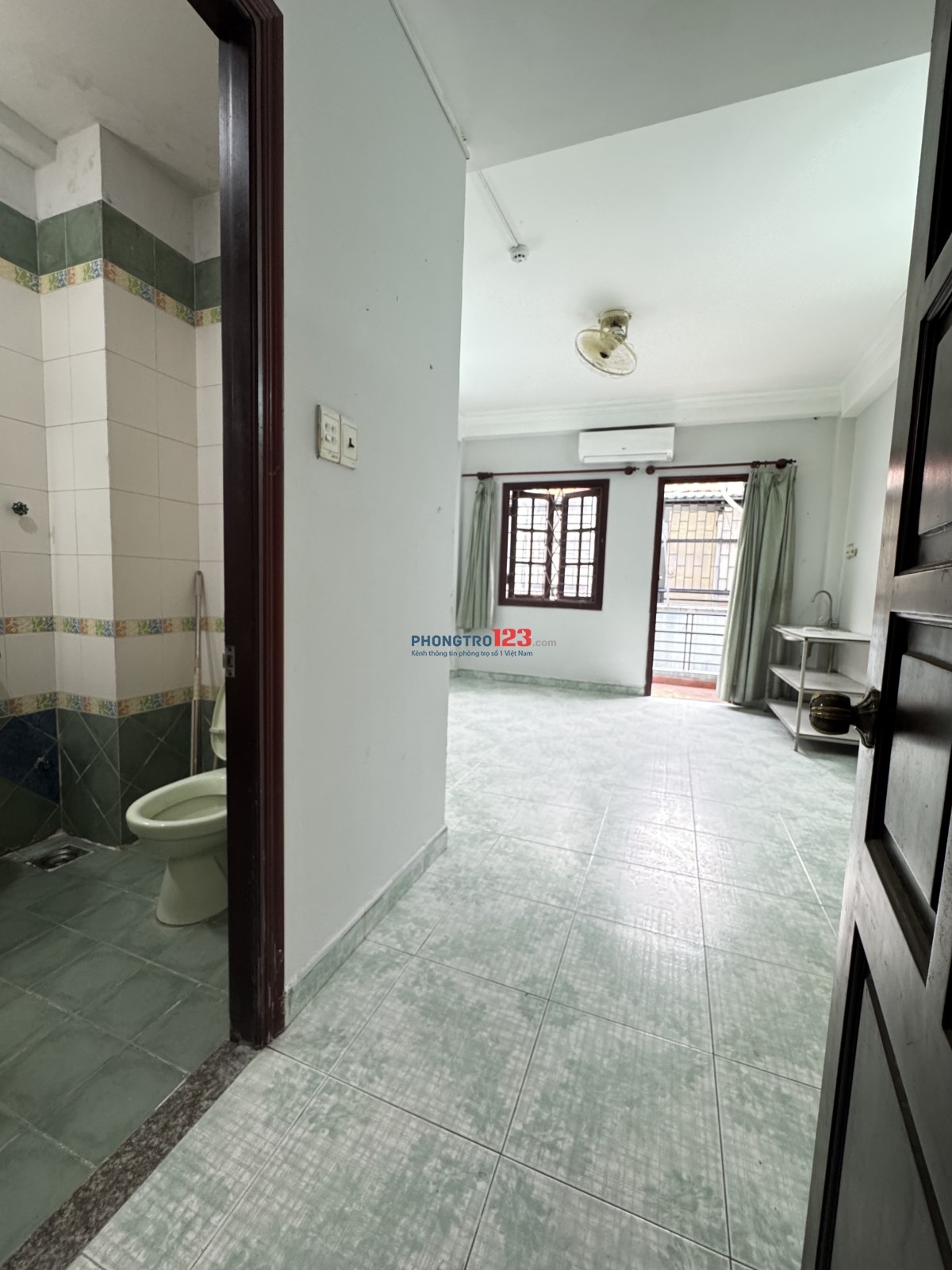 Phòng máy lạnh ban công ngay cao lỗ Q8
