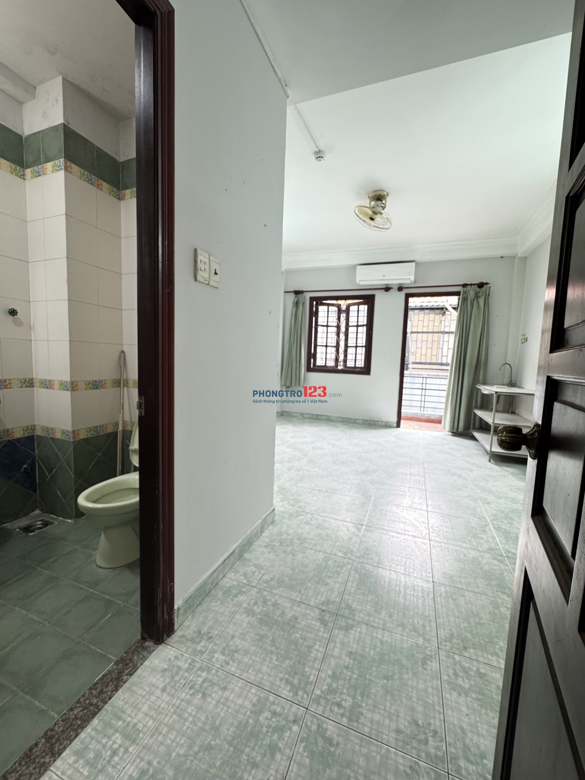 Phòng máy lạnh ban công ngay cao lỗ Q8