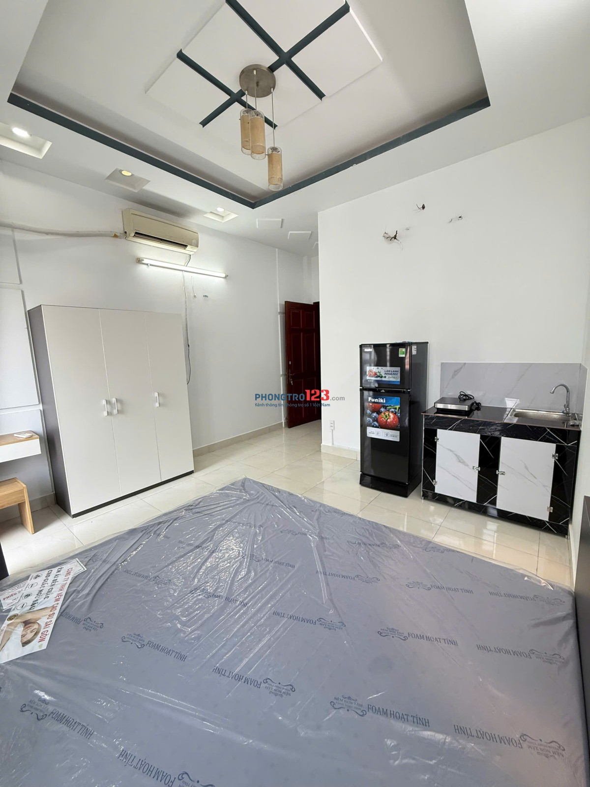 Cần cho thuê Studio 35m2 - WC riêng - Nội thất mới 100%. Có ô thoáng giếng trời. Giá 5tr2 có TL