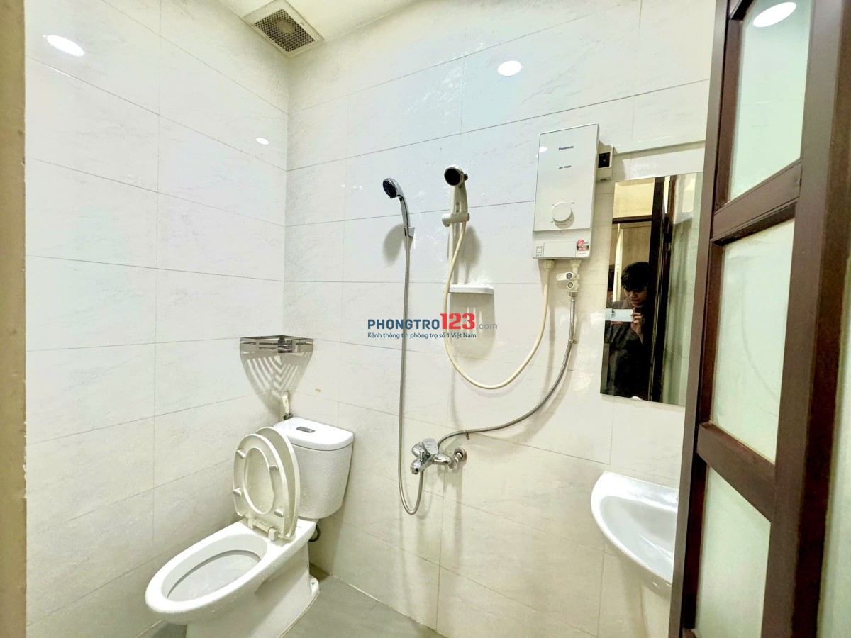Cho thuê phòng cửa sổ thoáng, p25, Bình Thạnh gần ngã tư hàng xanh, Hutech, GTVT, full nội thất