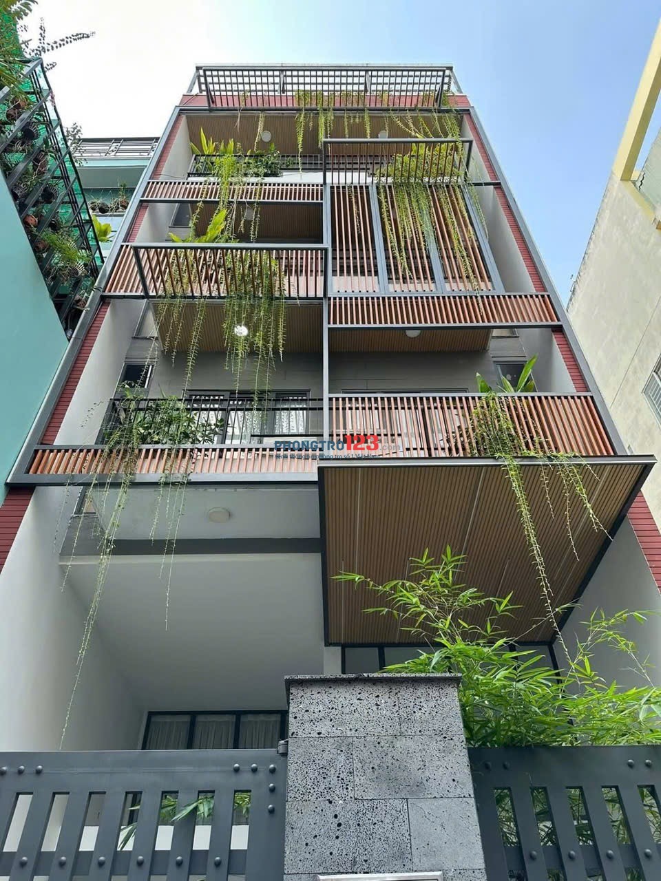CĂN HỘ BAN CÔNG CAO CẤP ( gần q1,q3 5p đi xe)