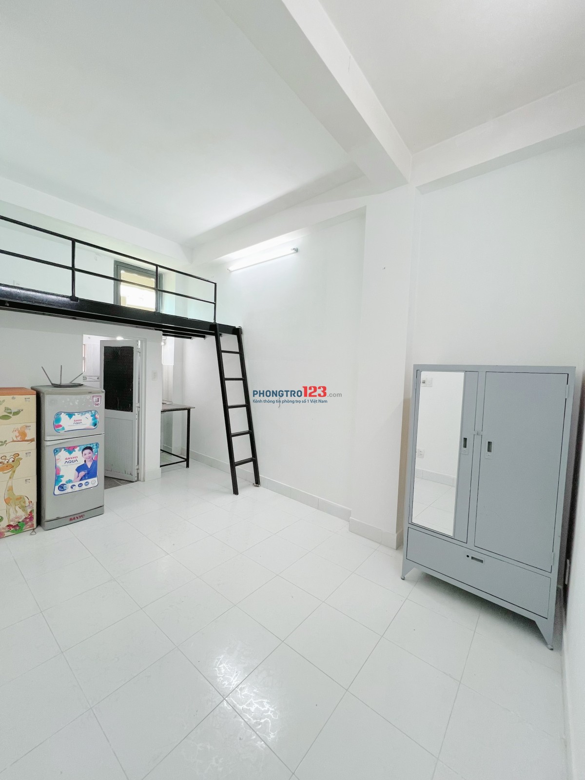 Phòng gác cửa sổ gần đại học Y Dược