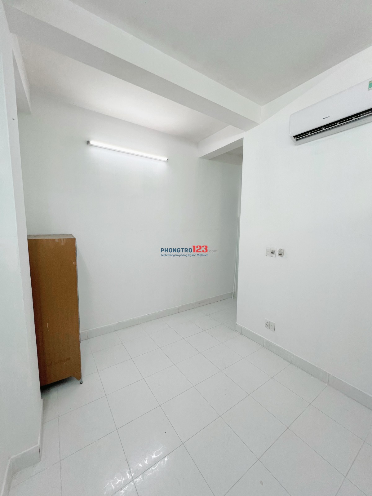 Phòng gác cửa sổ gần đại học Y Dược
