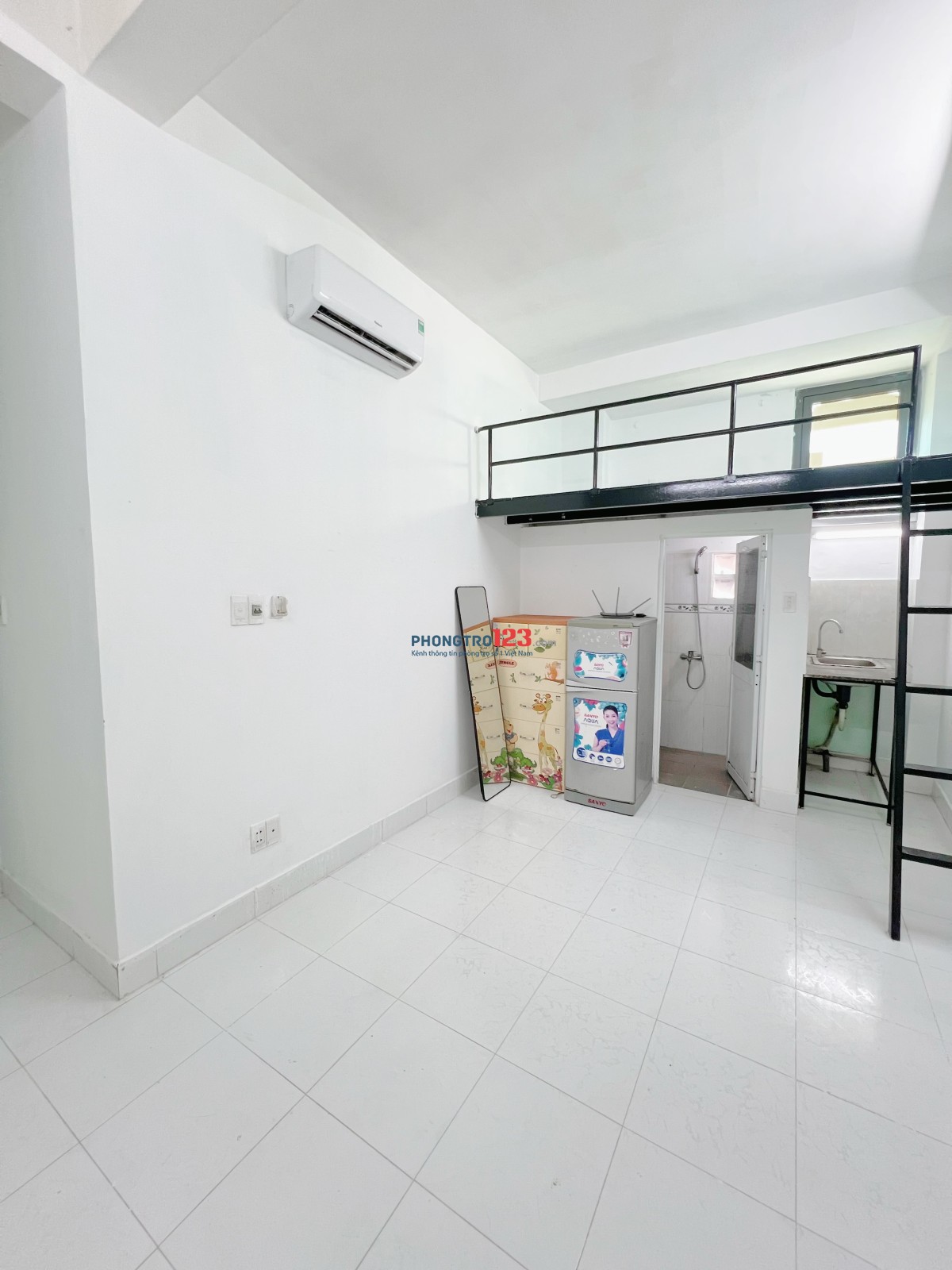 Phòng gác cửa sổ gần đại học Y Dược