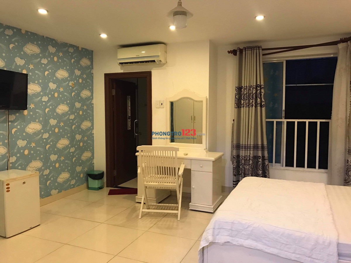 Phòng đầy đủ tiện nghi gần cầu Thị Nghè. Có ban công. Miễn phí wifi. Khu yên tĩnh. Giờ giấc tự do