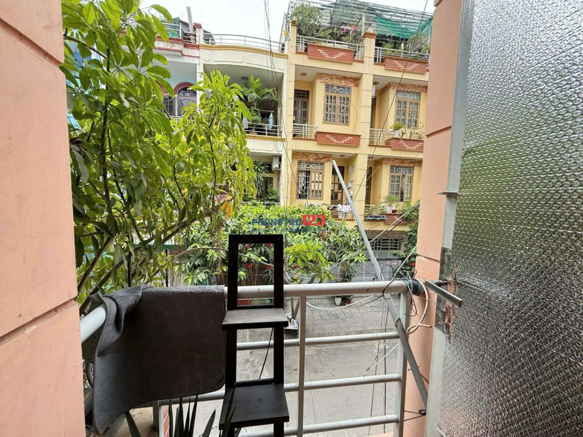 Phòng ban công đường nhựa lớn yên tĩnh, full nội thất, 6,2 tr/tháng