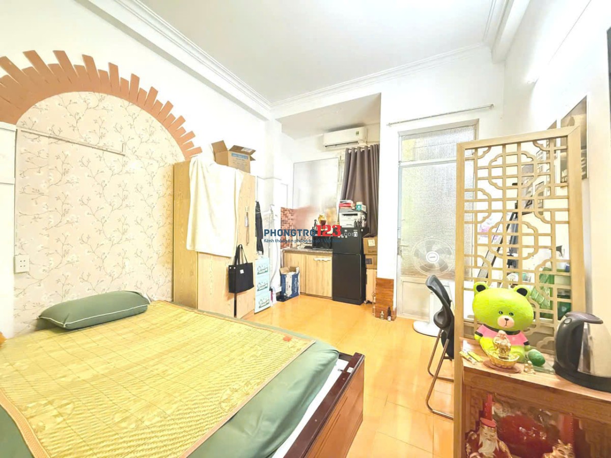 Phòng ban công đường nhựa lớn yên tĩnh, full nội thất, 6,2 tr/tháng