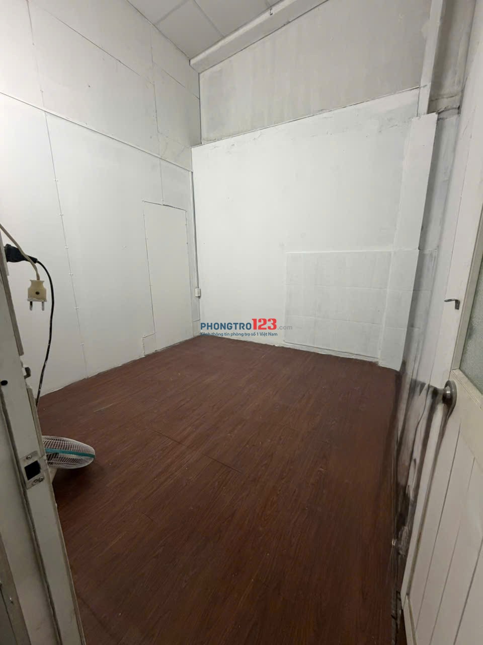 Phòng cửa sổ trần cao thoáng mát, tầng 1. (Máy lạnh +200k)Có chỗ để xe free 1xe, giờ giấc tự do