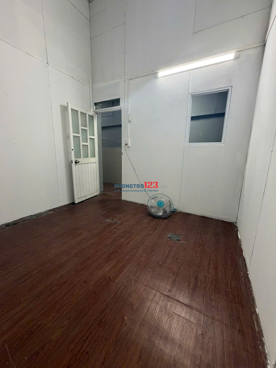 Phòng cửa sổ trần cao thoáng mát, tầng 1. (Máy lạnh +200k)Có chỗ để xe free 1xe, giờ giấc tự do