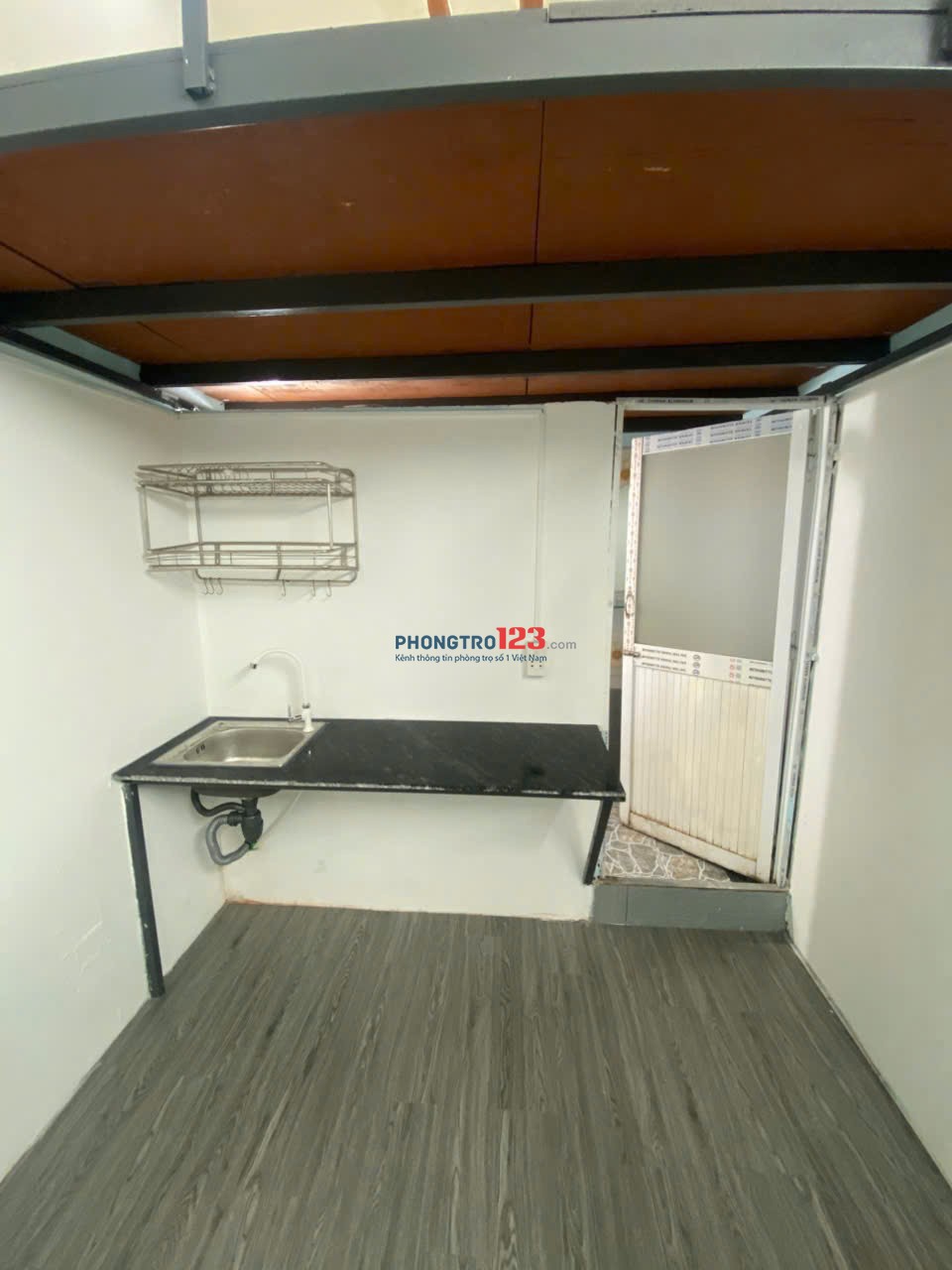 Phòng Gác Bếp, Lầu 1, Cửa Sổ, Sạch sẽ, Gần Vincom Phan Văn Trị 400m
