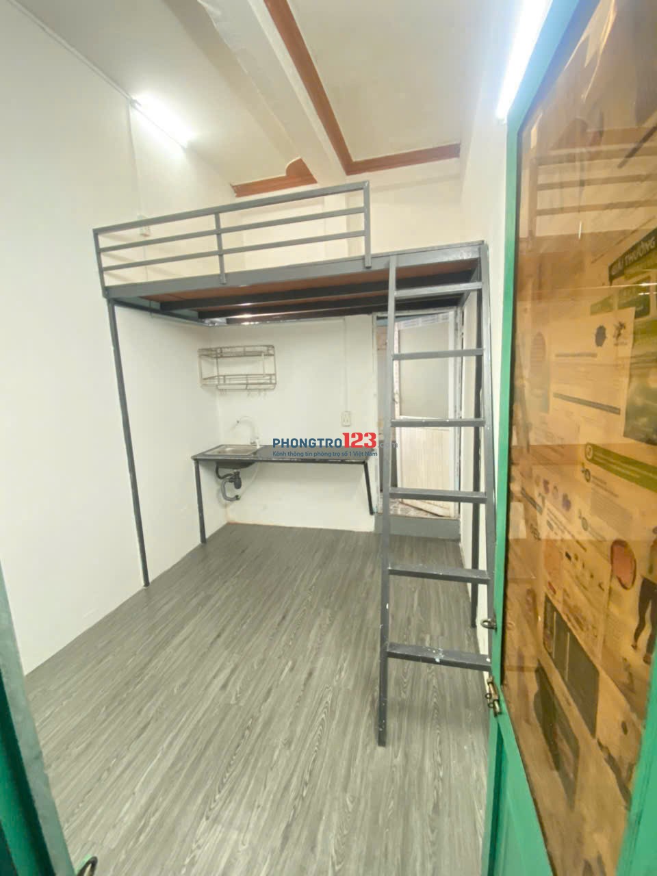Phòng Gác Bếp, Lầu 1, Cửa Sổ, Sạch sẽ, Gần Vincom Phan Văn Trị 400m