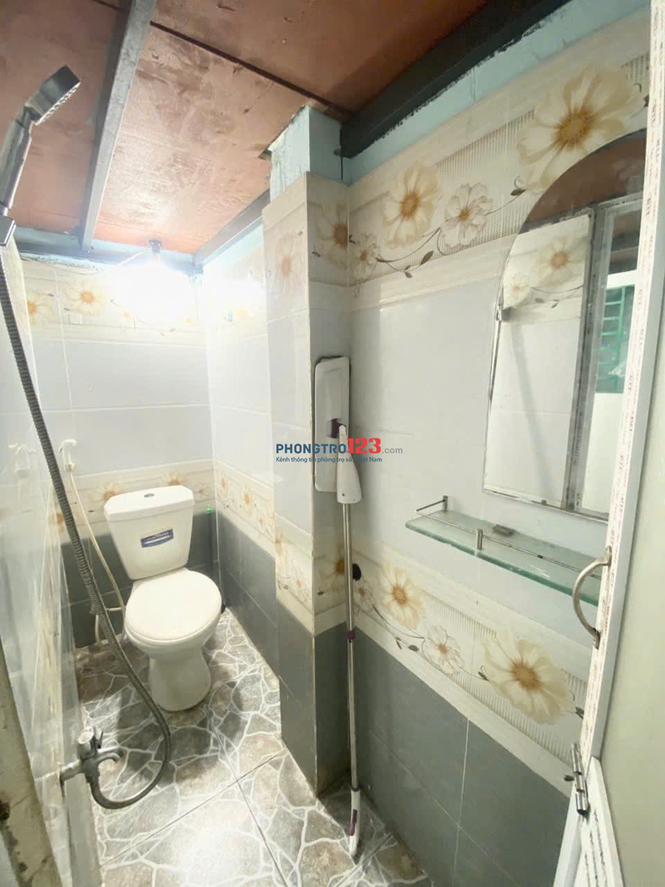 Phòng Gác Bếp, Lầu 1, Cửa Sổ, Sạch sẽ, Gần Vincom Phan Văn Trị 400m