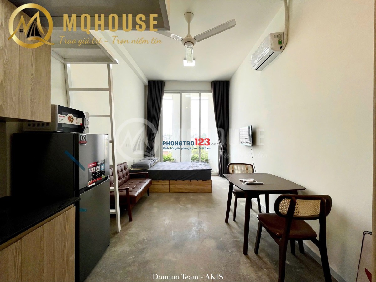 Căn duplex co TV. Ban công thoáng mát có nhiều anh sáng tự nhiên.