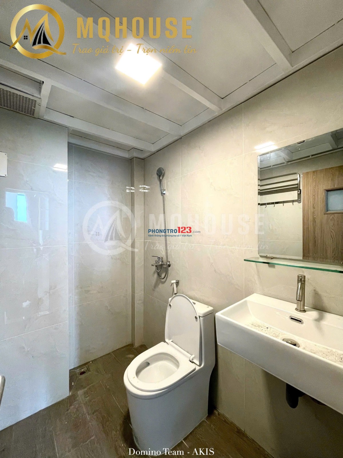 Căn duplex co TV. Ban công thoáng mát có nhiều anh sáng tự nhiên.