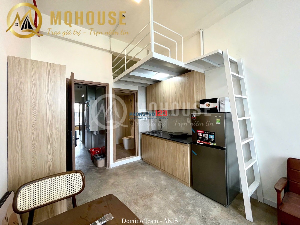 Căn duplex co TV. Ban công thoáng mát có nhiều anh sáng tự nhiên.