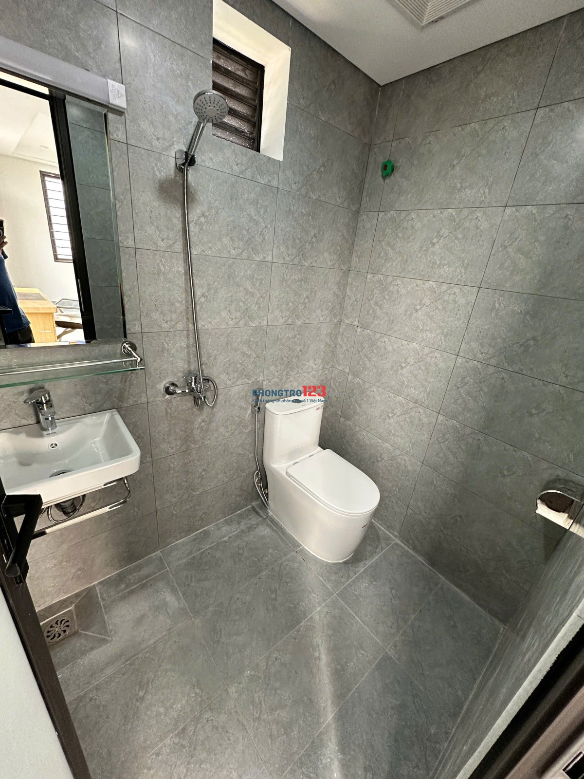 Đối diện CĐ FPT, nhà mới xây thang máy PCCC đầy đủ, ban công sáng thoáng