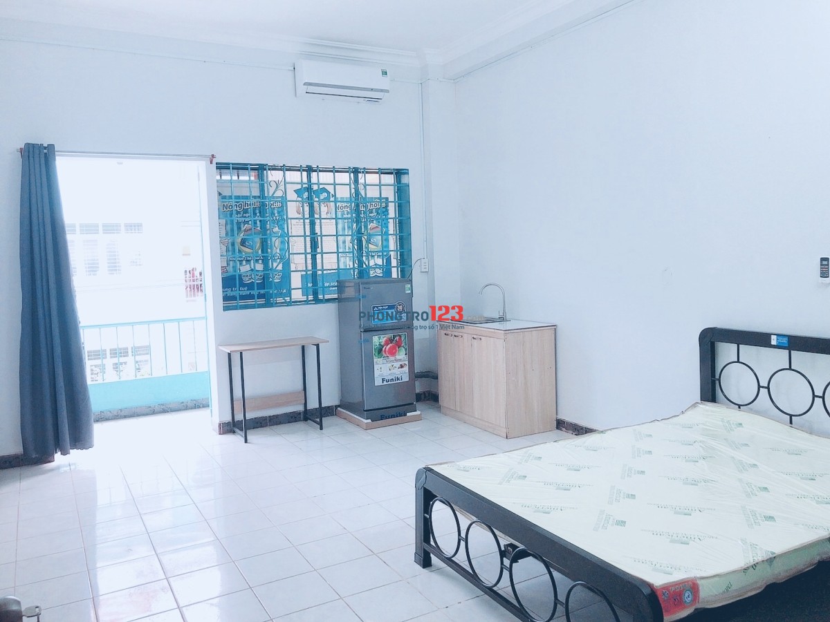 Phòng ngay mặt tiền có ban công. Tại 65 bàu cát 2. Nội thất đầy đủ. Máy lạnh, tủ lanh, máy giặt …….