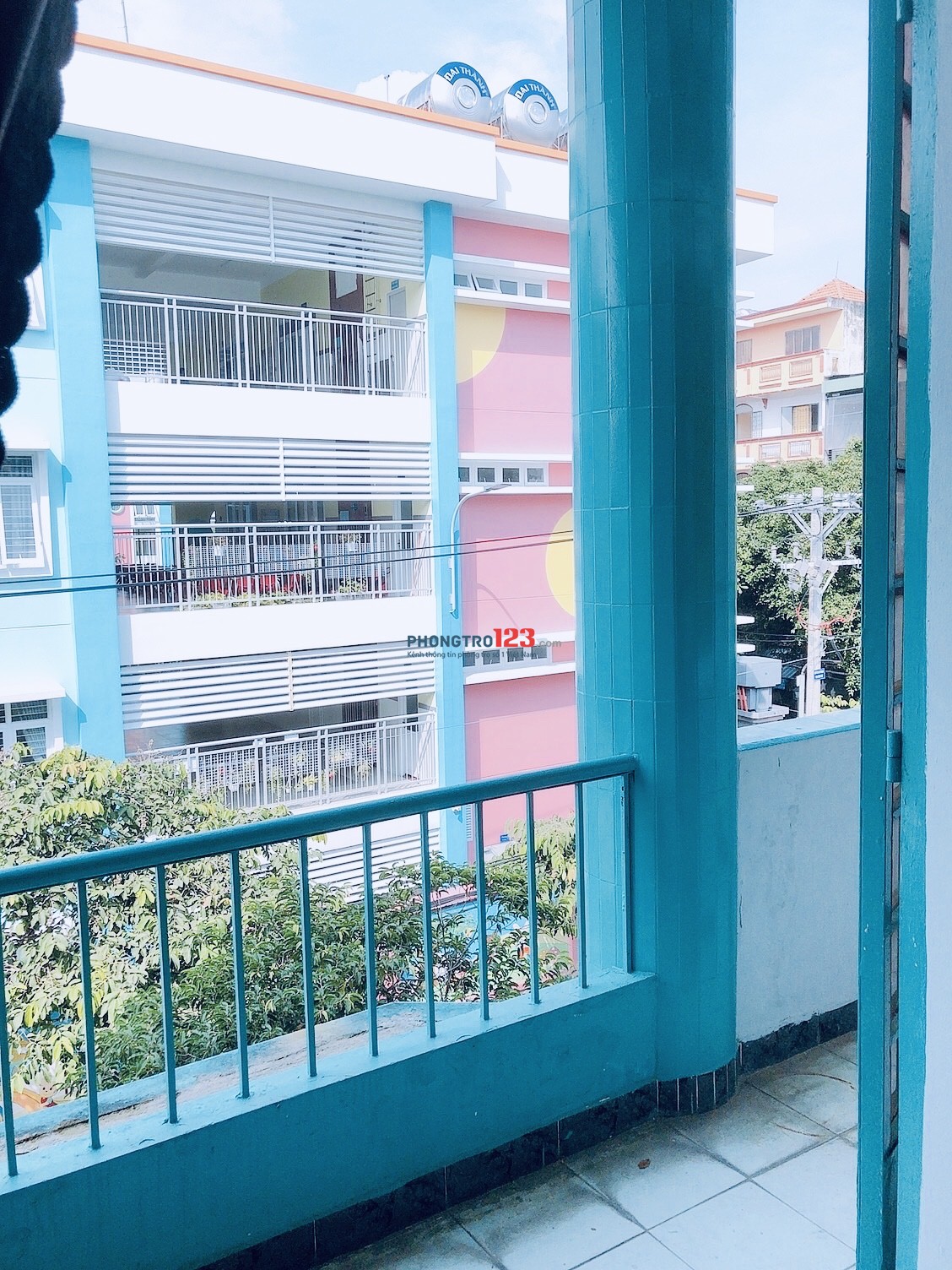 Phòng ngay mặt tiền có ban công. Tại 65 bàu cát 2. Nội thất đầy đủ. Máy lạnh, tủ lanh, máy giặt …….