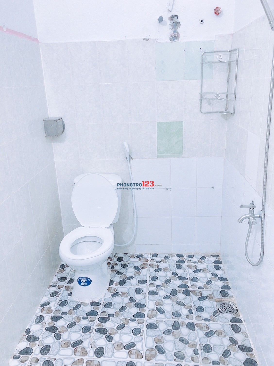 Phòng ngay mặt tiền có ban công. Tại 65 bàu cát 2. Nội thất đầy đủ. Máy lạnh, tủ lanh, máy giặt …….