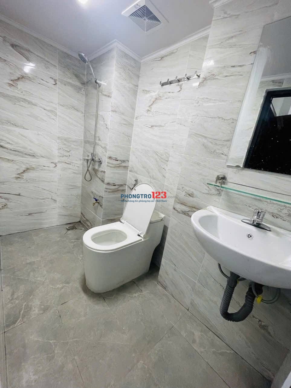 Phòng ngay Dương Quảng Hàm, gần siêu thị Emart
