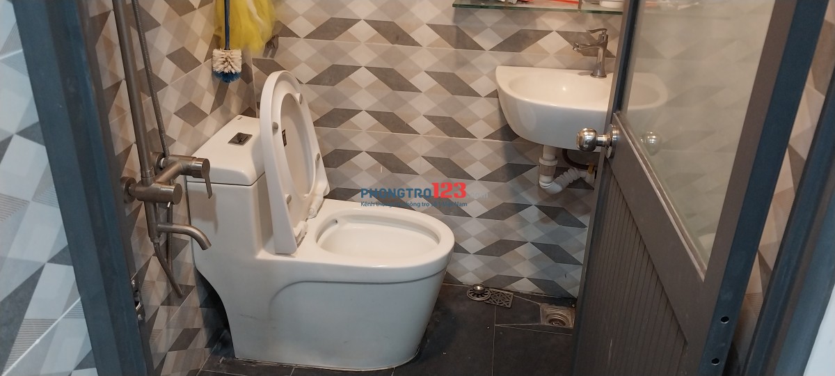 Phòng ban công Gần ĐH UFM_FPT_Hutech 30m2 Chỉ 2 Triệu 8