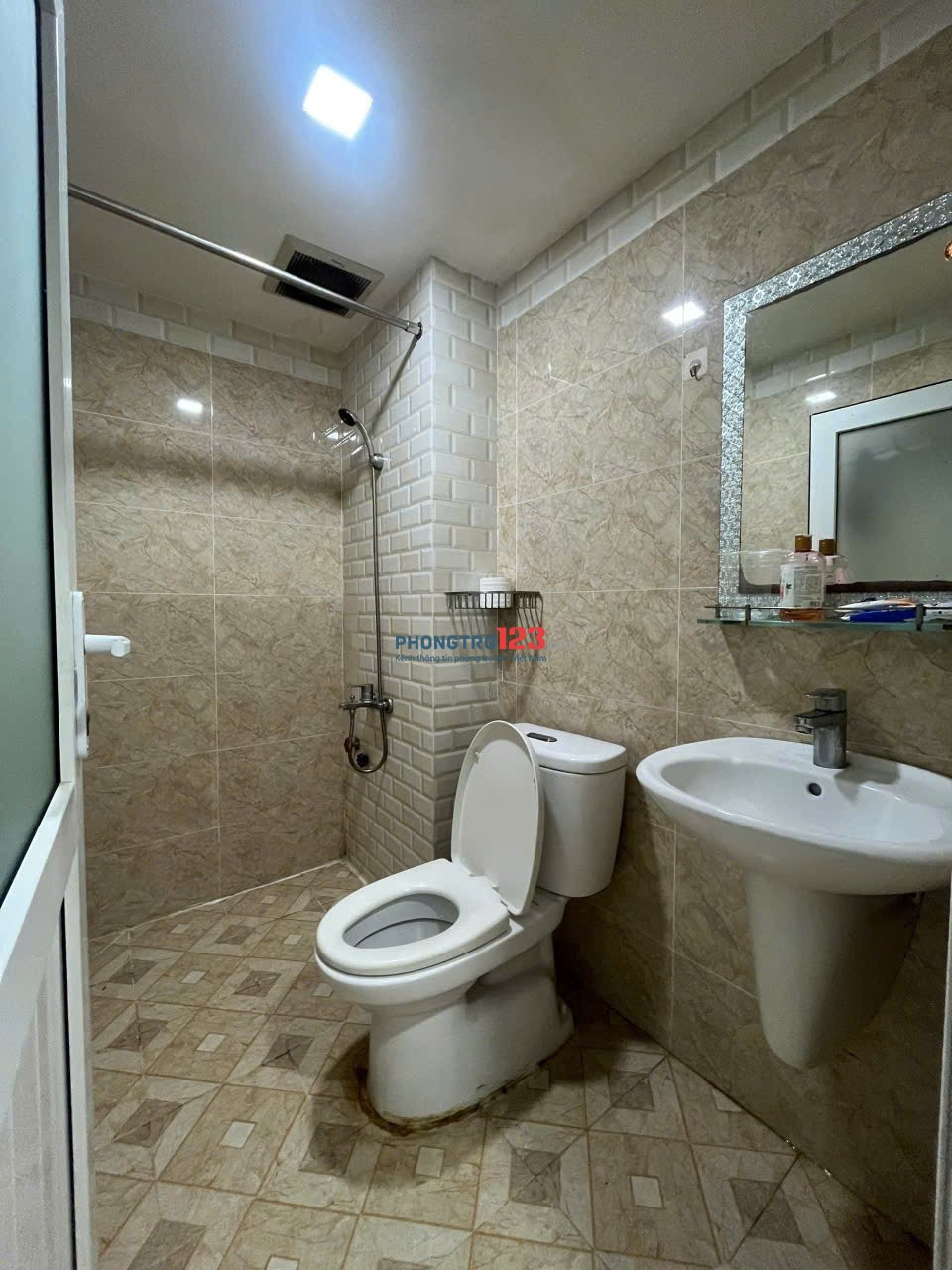 Căn Hộ Cửa Sổ Full Nội Thất - Máy Giặt Riêng - Gần Cầu Thị Nghè, Ngã Tư Hàng Xanh, Q1