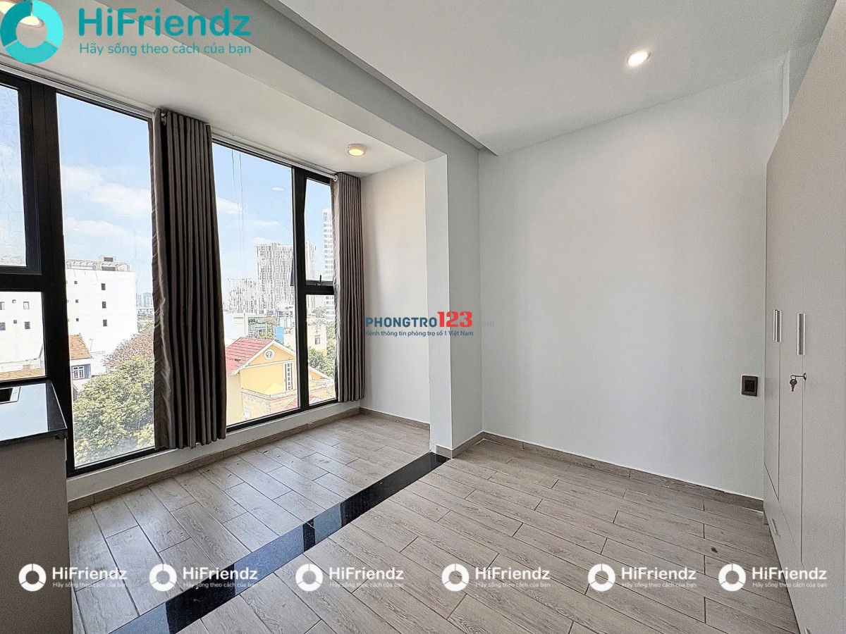 Studio cửa kính lớn xung quanh nhiều tiện ích lầu cao có thang máy