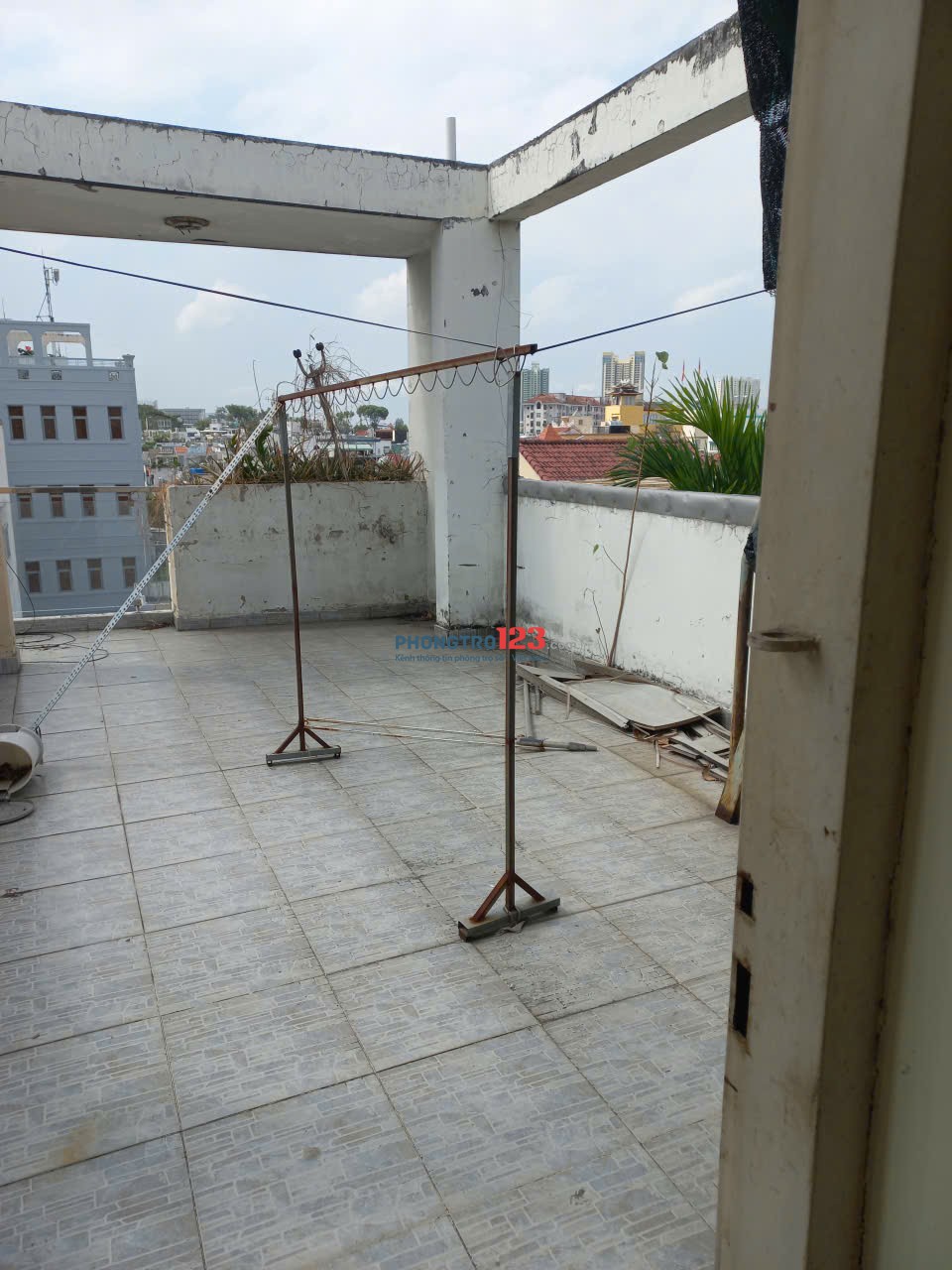 Phòng trọ cho thuê, có sân thượng riêng rất rộng, thoáng mát