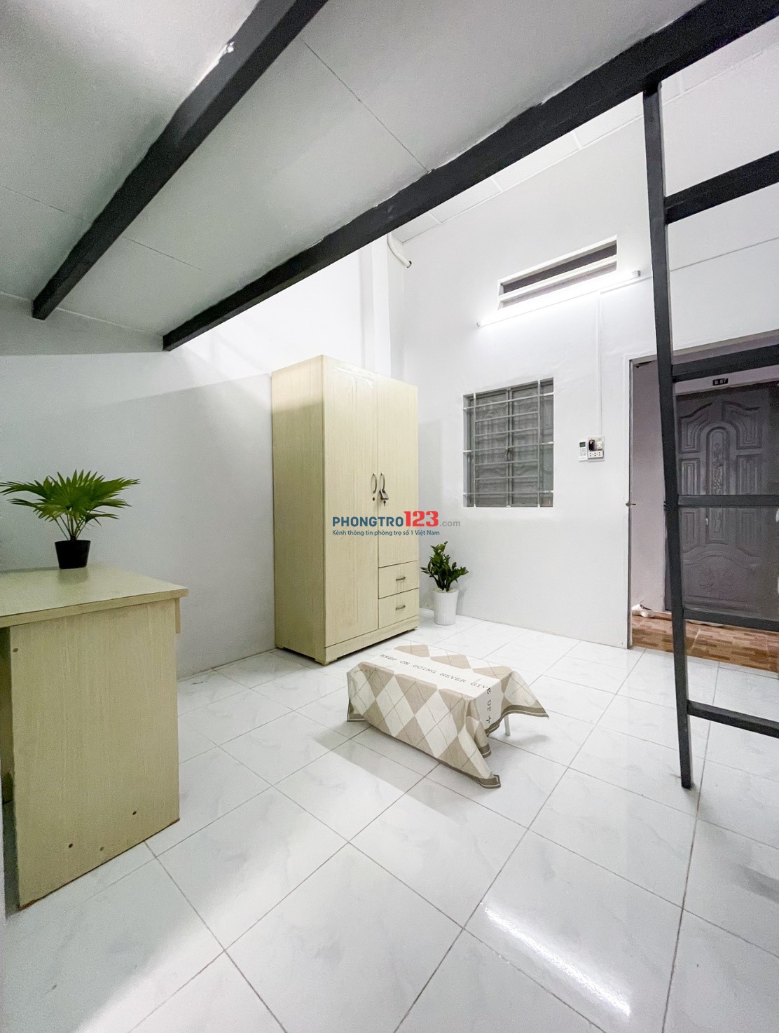 Cho thuê phòng trọ 30m2 có gác lửng sát bên EAON Tân Phú