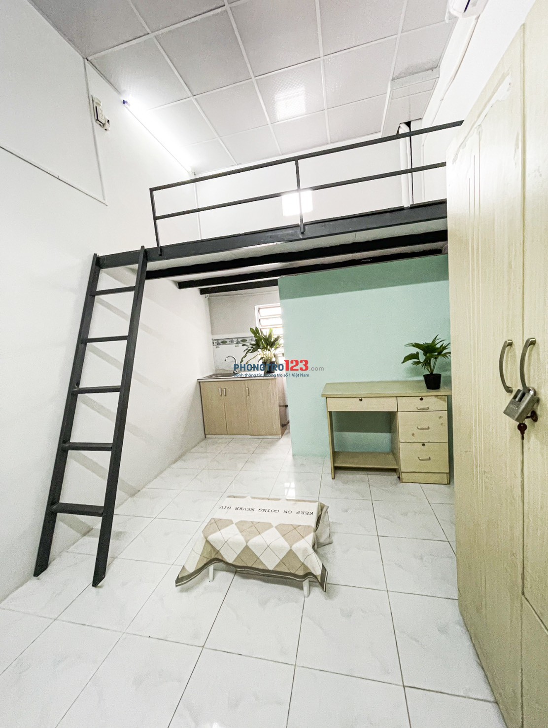 Cho thuê phòng trọ 30m2 có gác lửng sát bên EAON Tân Phú