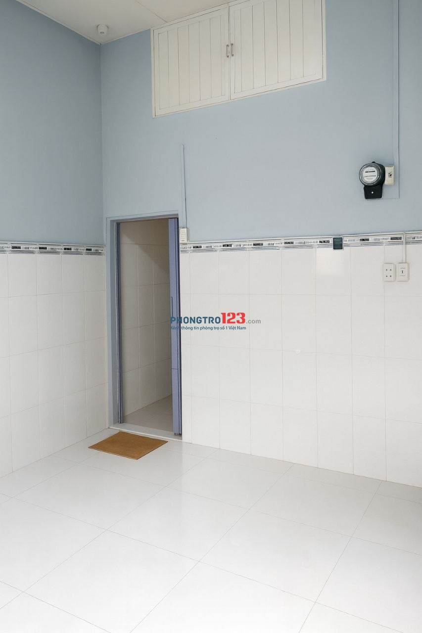 Nhà nhỏ riêng biệt MẶT TIỀN KHÔNG NGẬP gần Đồng Đen Âu Cơ