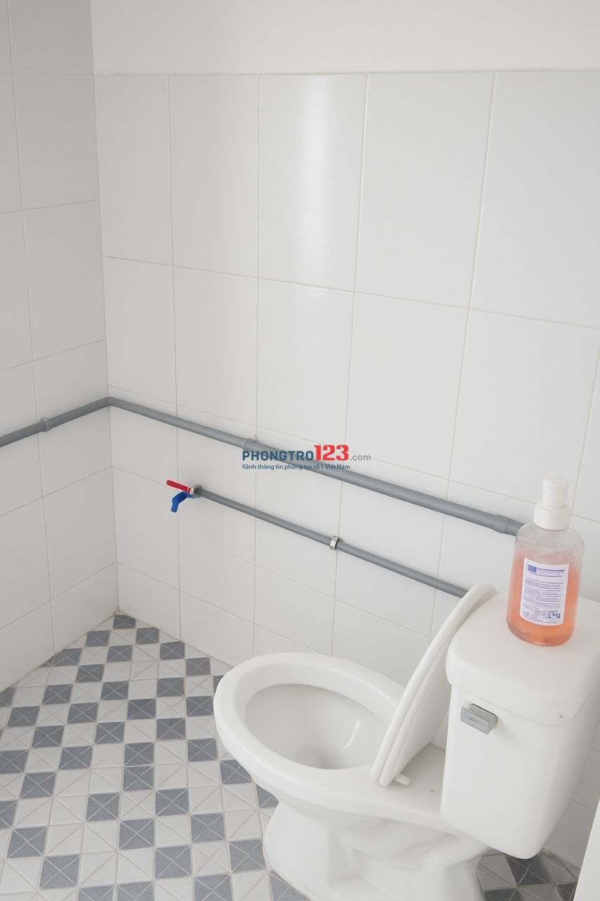 Nhà nhỏ riêng biệt MẶT TIỀN KHÔNG NGẬP gần Đồng Đen Âu Cơ