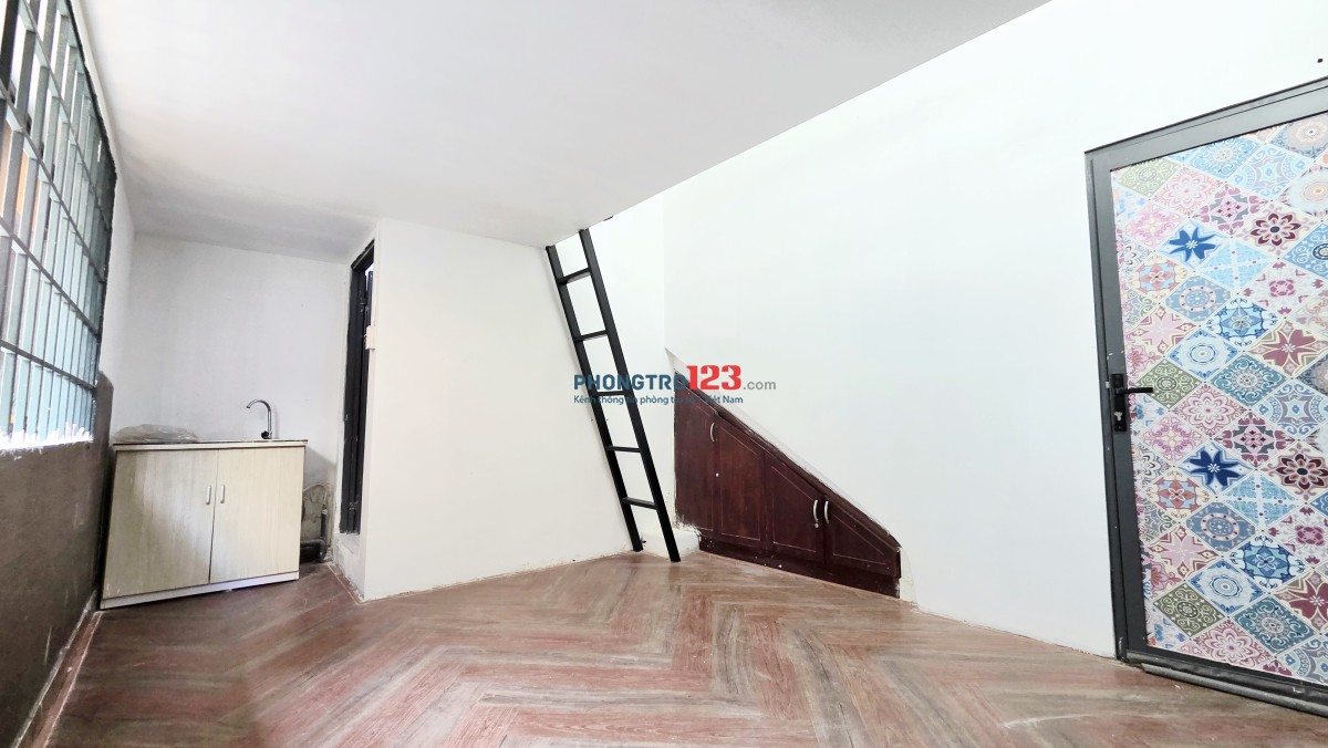 Phòng đẹp sát ĐH Luật, Vạn Phúc City, có gác, sẵn máy lạnh, kệ bếp, cửa sổ to