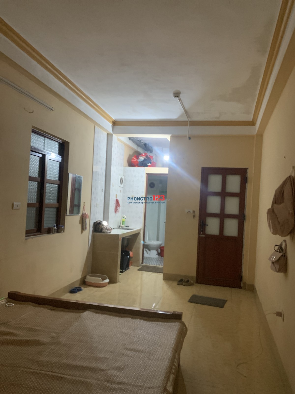 Mình kiếm 1 bạn ở Ghep a tiền trọ 2tr rưỡi cả điện nước, 1tr250 một tháng a , mình cũng mới chuyển a