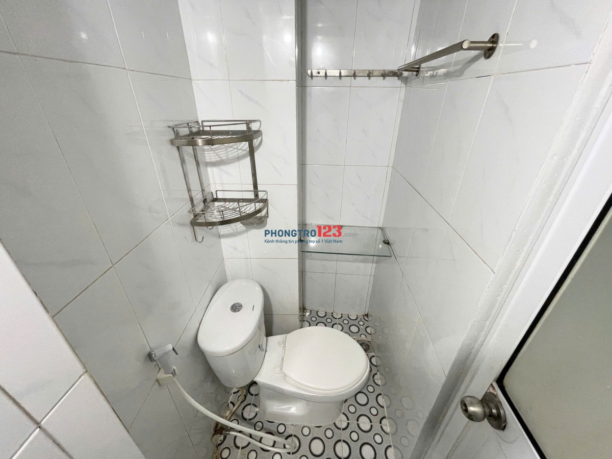 Phòng nhỏ 1 người, sẵn máy lạnh có gác WC riêng cách học viện Bưu chính chỉ 3P đi xe