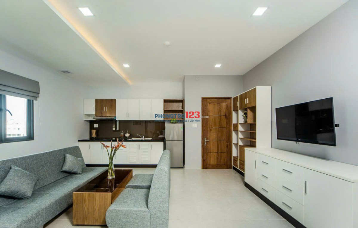 Cho thuê căn hộ ban công đẹp cửa sổ lớn gần Hàng Xanh, sát Quận 1, đường Nguyễn Cửu Vân , quận Bình