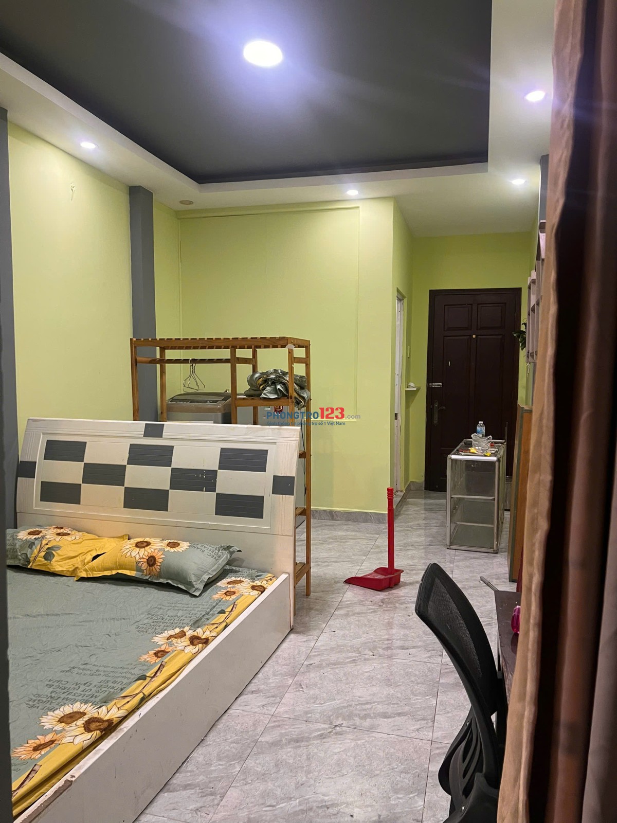 cho thuê Lầu 2 có ban công cửa sổ thoáng mát, giờ tư do ngay MT Hồ Văn Huê