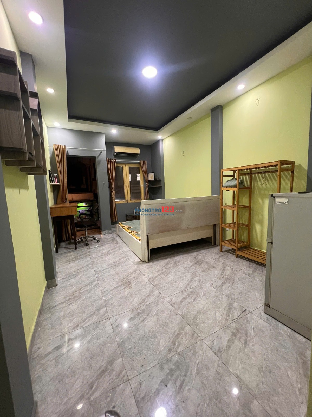 cho thuê Lầu 2 có ban công cửa sổ thoáng mát, giờ tư do ngay MT Hồ Văn Huê