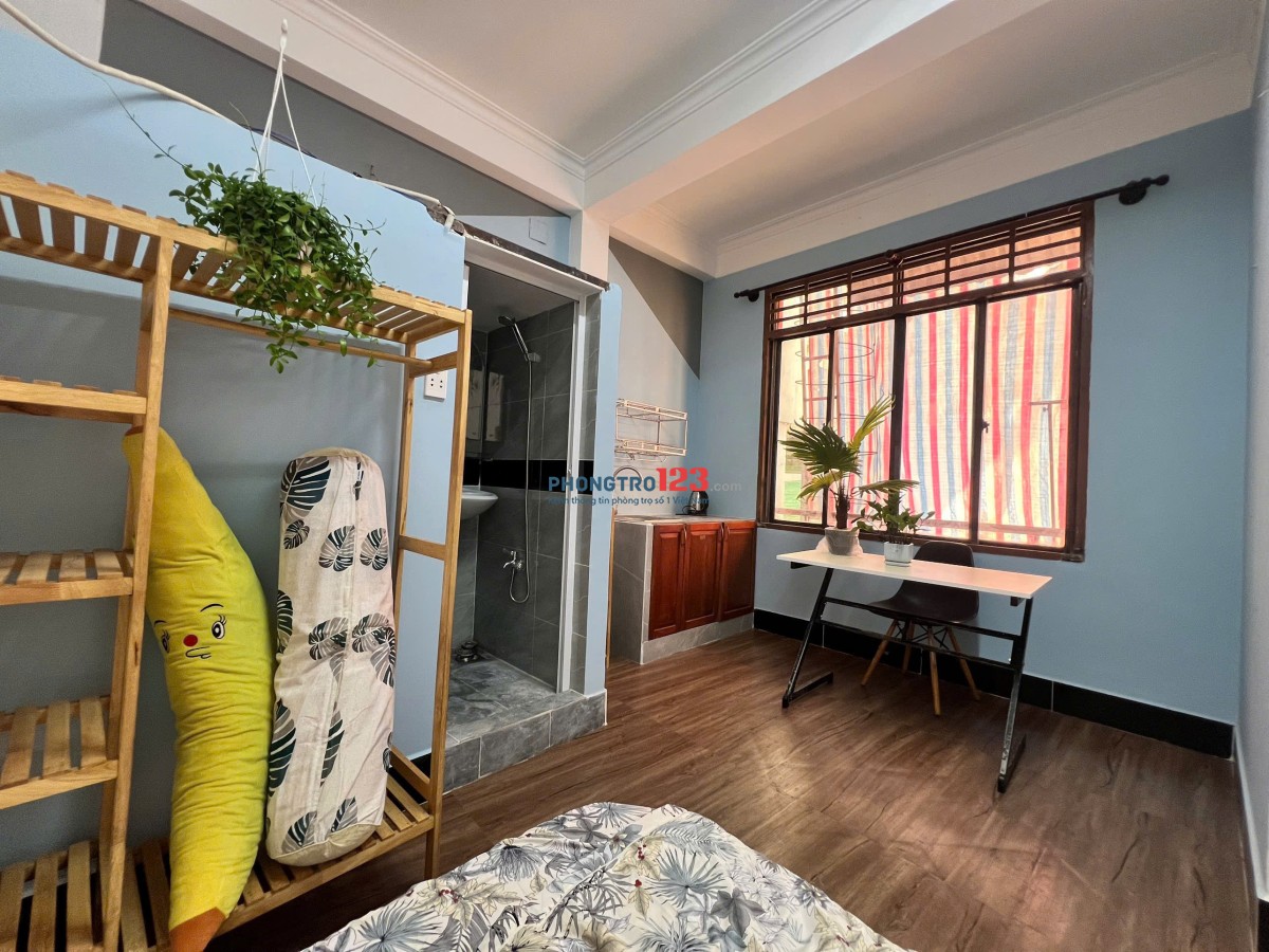 Phòng có cửa sổ + ban công 25m2 ngay Lạc Long Quân và Đông Hồ
