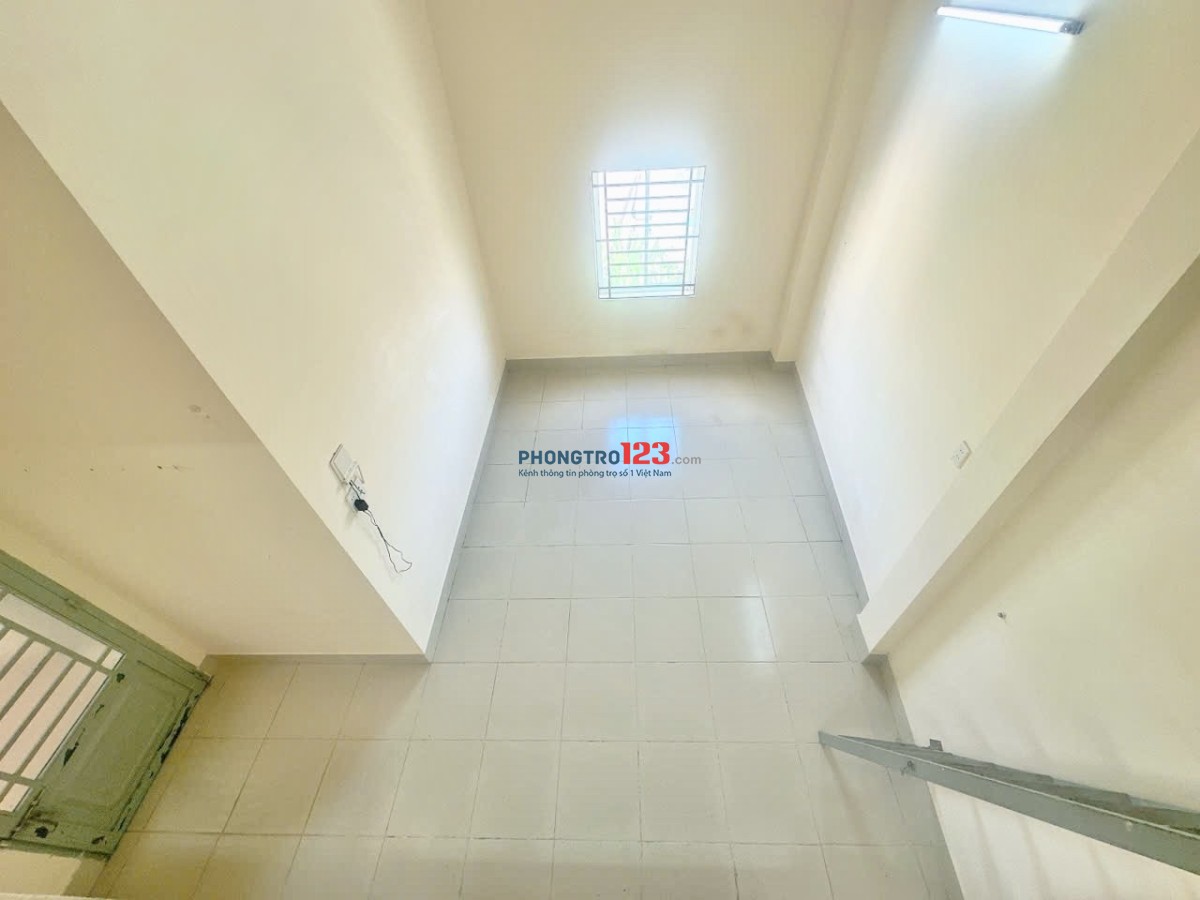 PHÒNG RỘNG GÁC CAO, cửa số cực thoáng – Đường Làng Tăng Phú giao Lê Văn Việt