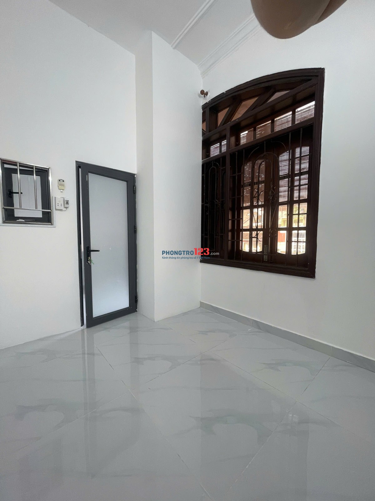 8tr5 căn 2PN 2ML nội thất cơ bản rộng 40m2 Ban Công Riêng + Phòng Khách, Tách Bếp + Xe Hơi Tận Cửa g