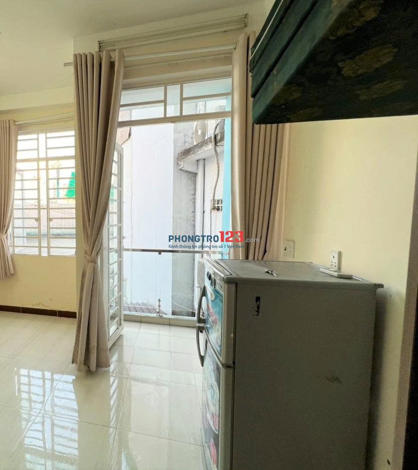 ĐỐI DIỆN ĐẠI HỌC BÁCH KHOA, GẦN TRUNG TÂM VÀ NHIỀU TRƯỜNG ĐẠI HỌC, CÓ BAN CÔNG, CHÍNH CHỦ.