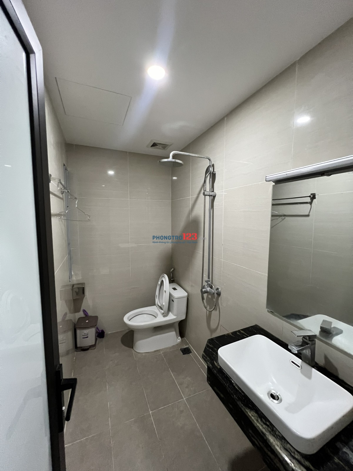Cho thuê phòng 25m2 full đồ khép kín có ban công Trịnh Công Sơn, Tây Hồ